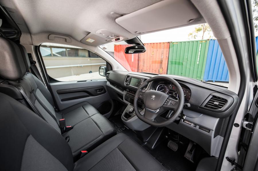 Интерьер Peugeot Expert Long 2019 года  (AU) (фото 19 из 38)